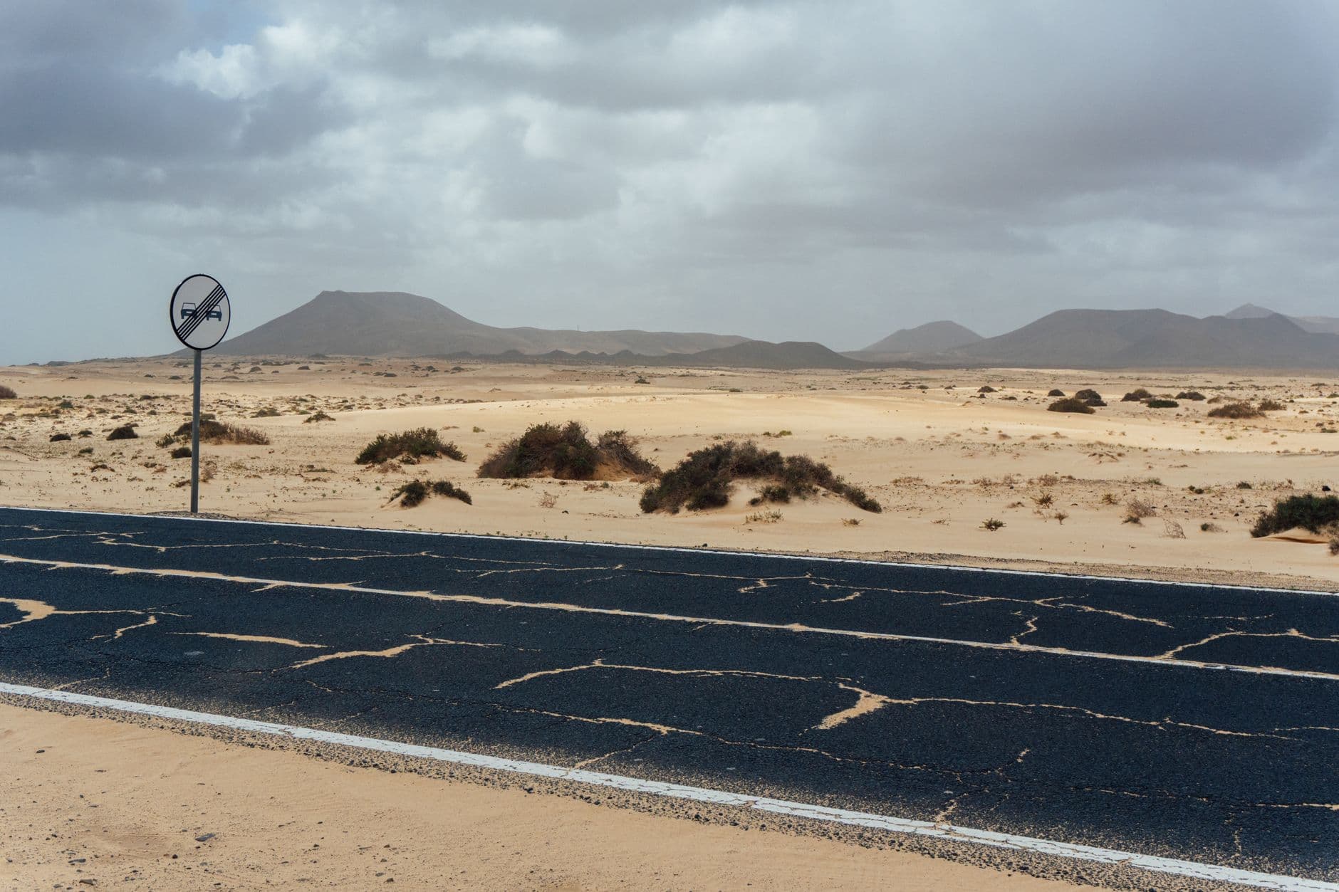 Strada costiera che attraversa il paesaggio vulcanico di Fuerteventura